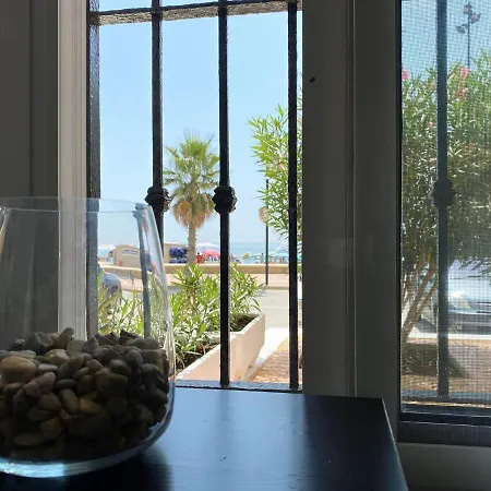 Beachfront Two-bedroom In Lägenhet