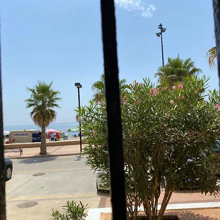 Beachfront Two-bedroom In דירה *