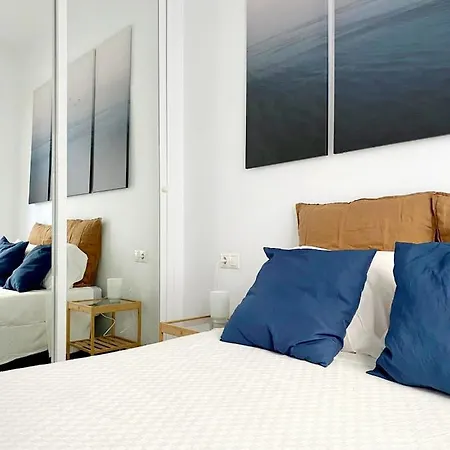 Beachfront Two-bedroom In 푸엔히롤라