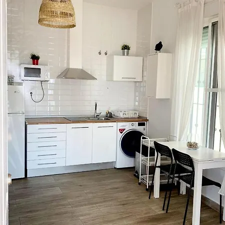 Beachfront Two-bedroom In דירה *