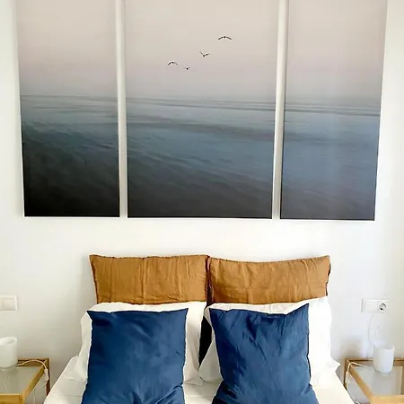 Beachfront Two-bedroom In דירה *
